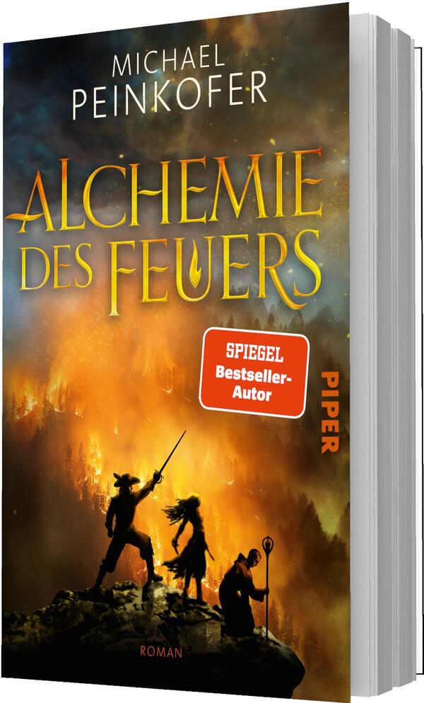 Das Buchcover zeigt einen dramatischen, feuerfarbenen Himmel in Orange, Gelb und Rußschwarz mit Funken und Rauch. Oben steht der Autorenname Michael Peinkofer in weißen Großbuchstaben, mittig der goldene Serifen-Schriftzug „Alchemie des Feuers“, das E mit einer Flammenform. Vor einer Felsenklippe drei schwarze Silhouetten von Gestalten mit Stab oder Waffe. Im Vordergrund ein roter Aufkleber „SPIEGEL Bestseller-Autor“.