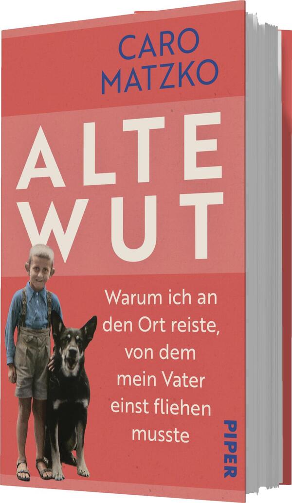 Das Buchcover zeigt einen roten Hintergrund mit dem Titel „ALTE WUT“ in großen weißen Buchstaben. Darunter steht in kleinerer Schrift: „Warum ich an den Ort reiste, von dem mein Vater einst fliehen musste“. Ein Junge mit kurzen Haaren, der eine blaue Latzhose trägt, steht neben einem schwarzen Hund. Der Name der Autorin, Caro Matzko, ist oben auf dem Cover in weißer Schrift platziert. Die Atmosphäre wirkt nostalgisch und geheimnisvoll.