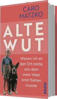 Das Buchcover zeigt einen roten Hintergrund mit dem Titel „ALTE WUT“ in großen weißen Buchstaben. Darunter steht in kleinerer Schrift: „Warum ich an den Ort reiste, von dem mein Vater einst fliehen musste“. Ein Junge mit kurzen Haaren, der eine blaue Latzhose trägt, steht neben einem schwarzen Hund. Der Name der Autorin, Caro Matzko, ist oben auf dem Cover in weißer Schrift platziert. Die Atmosphäre wirkt nostalgisch und geheimnisvoll.