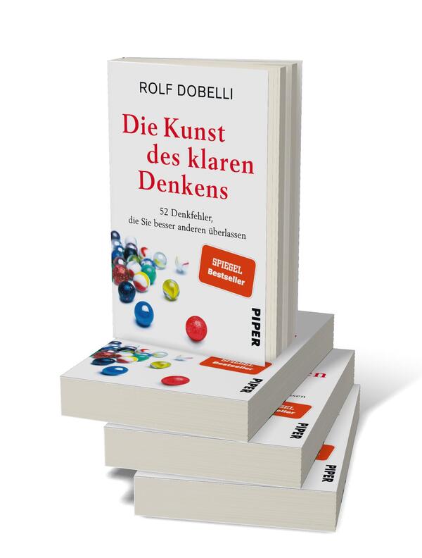 Bücherstapel des Buches „Die Kunst des klaren Denkens“