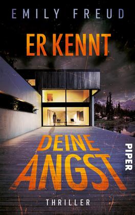 Das Buchcover zeigt ein modernes Haus mit großen Fensterfronten, vor einer dunklen, bedrohlichen Kulisse. Der Titel „ER KENNT DEINE ANGST“ steht in großen, orangefarbenen Buchstaben, die Spannung ausstrahlen. Unterhalb des Titels steht das Wort „THRILLER“ in kleinerer Schrift. Der Name der Autorin, Emily Freud, befindet sich oben auf dem Cover, in weißer Schrift. Die gesamte Farbpalette besteht aus dunklen Tönen, die durch die warmen Farben des Hauses kontrastiert werden, und vermittelt eine düstere Atmosphäre.