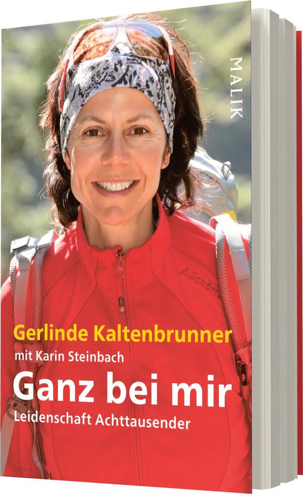 Das Buchcover zeigt ein Porträt von Gerlinde Kaltenbrunner, die in einem roten Outdoor-Jacket lächelt. Im Hintergrund ist eine alpine Landschaft angedeutet. Der Titel „Ganz bei mir“ steht in großer, gelber Schrift im Vordergrund, darunter der Untertitel „Leidenschaft Achttausender“ in kleinerer, grauer Schrift. Der Autorennamen „Gerlinde Kaltenbrunner mit Karin Steinbach“ sind ebenfalls in Gelb über dem Titel platziert. Das Cover vermittelt eine motivierende und abenteuerliche Atmosphäre.