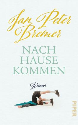 Das Buchcover zeigt auf hellem, strukturiertem Hintergrund den Titel „Nach Hause kommen“ in moderner, mintgrüner Schrift. Darunter steht das Wort „Roman“ in kleinerer, eleganter Schrift. Oben auf dem Cover ist der Name des Autors, Jan Peter Bremer, in geschwungener, goldener Schrift platziert. Am unteren Rand ist die Verlagsmarke „PIPER“ in heller Schrift zu sehen. Das zentrale Bild zeigt eine Person in einer dynamischen Pose, die entspannt auf dem Boden liegt und eine melancholische, aber zugleich hoffnungsvolle Atmosphäre vermittelt.