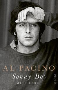 Das Buchcover zeigt ein Schwarz-Weiß-Porträt von Al Pacino, der mit einem nachdenklichen Gesichtsausdruck die Stirn mit der Hand berührt. Der Hintergrund ist zurückhaltend und weich. Der Titel „Sonny Boy“ sowie der Untertitel „Mein Leben“ sind in einer eleganten, goldenen Schrift platziert, wobei der Name „AL PACINO“ prominent oben steht. Die Farbgestaltung ist schlicht und verstärkt die eindringliche Atmosphäre des Covers.