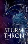 Das Buchcover zeigt einen majestätischen, stilisierten Vogel, der in kräftigen Blau- und Violetttönen gehalten ist. Der Vogel ist von feinen, geschwungenen Linien und glitzernden Sternen umgeben, die eine mystische Atmosphäre schaffen. Im unteren Bereich steht der Titel „STURMTHRON“ in großer, weißer Schrift, gefolgt vom Autorennamen „S. L. Crest“. Der Verlagname „PIPER“ ist in der oberen rechten Ecke platziert.