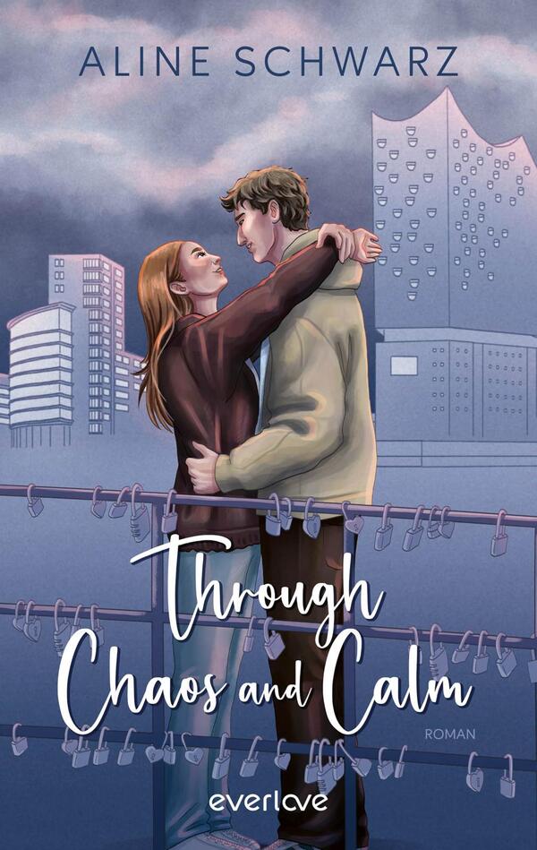 Das Buchcover zeigt eine junge, innig umarmende Paarfigur auf einer Brücke mit vielen Liebesschlössern und einer städtischen Skyline im Abendlicht. Oben steht die Autorin Aline Schwarz in schmaler Großbuchstaben. Der Titel „Through Chaos and Calm“ ist mittig unten in weißer, handschriftlicher Script-Typografie. Farbtonal dominieren gedämpfte Blau-, Grau- und Rosenrosé-Töne; Atmosphäre ruhig-romantisch, leicht melancholisch.