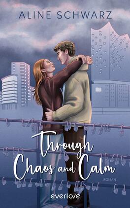 Das Buchcover zeigt eine junge, innig umarmende Paarfigur auf einer Brücke mit vielen Liebesschlössern und einer städtischen Skyline im Abendlicht. Oben steht die Autorin Aline Schwarz in schmaler Großbuchstaben. Der Titel „Through Chaos and Calm“ ist mittig unten in weißer, handschriftlicher Script-Typografie. Farbtonal dominieren gedämpfte Blau-, Grau- und Rosenrosé-Töne; Atmosphäre ruhig-romantisch, leicht melancholisch.