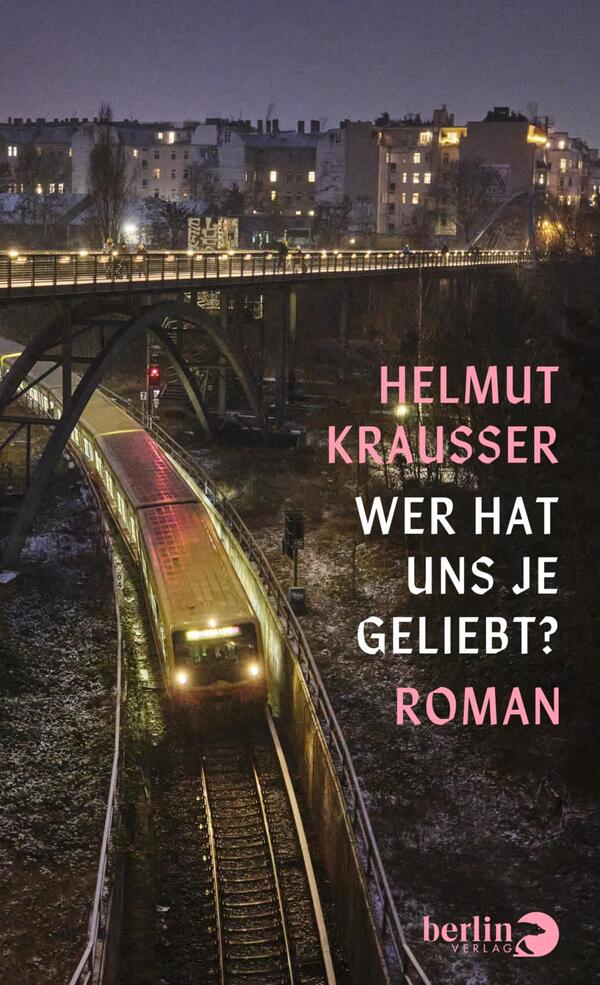 Das Buchcover zeigt eine nächtliche Szene mit einem beleuchteten Zug, der auf einer erhöhten Gleisführung fährt. Im Hintergrund sind unscharfe Wohngebäude zu erkennen, und die Atmosphäre wirkt melancholisch. Der Titel „WER HAT UNS JE GELIEBT?“ ist in prominentem, pinkfarbenem Schriftzug platziert, während der Urheber Helmut Krausser ebenfalls in pink, jedoch kleiner, darüber steht. Der Verlagsname „berlin verlag“ ist dezent am unteren Rand sichtbar.