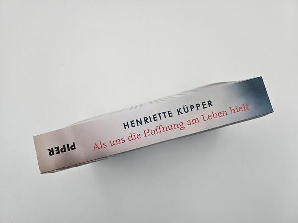 Außenansicht des Buches „Als uns die Hoffnung am Leben hielt“