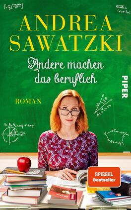 Andere machen das beruflich Das Buchcover zeigt eine lächelnde Frau mit brünettem, schulterlangem Haar und einer Brille, die an einem Tisch mit mehreren Stapeln Bücher und einem roten Apfel sitzt. Im Hintergrund ist eine grüne Tafel mit mathematischen Formeln zu sehen. Der Titel „Andere machen das beruflich“ ist in einer verspielten Schriftart in Weiß und Gelb gehalten. Darunter steht „Roman“ in weniger auffälliger Schrift. Oben prangt der Name „ANDREA SAWATZKI“ in großen, gelben Buchstaben. Das Cover vermittelt eine anregende und freundliche Atmosphäre.