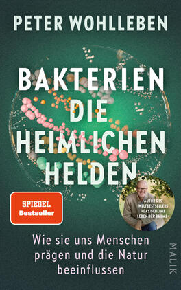 Das Buchcover zeigt einen dunkelgrünen Hintergrund, auf dem bunte Bakterien in verschiedenen Farben wie Pink, Orange und Blau angeordnet sind. In großen, weißen Buchstaben steht der Titel „BAKTERIEN DIE HEIMLICHEN HELDEN“ oben auf dem Cover. Darunter befindet sich der Untertitel „Wie sie uns Menschen prägen und die Natur beeinflussen“. In der unteren rechten Ecke ist ein kreisförmiges Porträt des Autors Peter Wohlleben sichtbar.