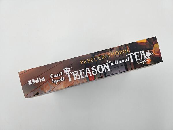 Außenansicht des Buches „Can’t Spell Treason Without Tea“