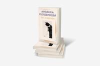 Bücherstapel des Buches „Das Mädchen“
