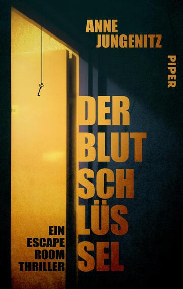 Das Buchcover zeigt eine dunkle, geheimnisvolle Atmosphäre. Auf der linken Seite ist ein geschlossener Türrahmen angedeutet, aus dem ein schmaler Lichtschein strömt. An einem angedeuteten Schlüssel, der schwebt, hängt die zentrale schwarze Schrift „DER BLUTSCHLÜSSEL“, wobei der Titel in großen, goldenen Buchstaben hervorsticht. Darunter steht in kleinerer Schrift „Ein Escape Room Thriller“. Oben rechts sind die Autorenangabe „ANNE JUNGENTIZ“ und das Verlagslogo „PIPER“ platziert. Die Farben dominieren in Blau- und Gelbtönen.