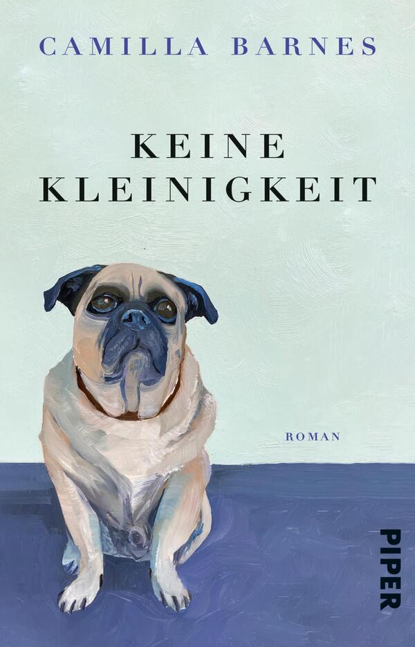 Das Buchcover zeigt einen humorvollen, stilisierten Pug, der auf einer blauen Fläche sitzt. Der Hintergrund ist in sanften, hellen Grüntönen gehalten. Der Titel „KEINE KLEINIGKEIT“ ist in großen, schwarzen Buchstaben zentral platziert, oberhalb der Grafik. Darunter findet sich das Wort „Roman“ in kleinerer Schrift. Der Autorname „Camilla Barnes“ steht in eleganter, blauer Schrift oben auf dem Cover.