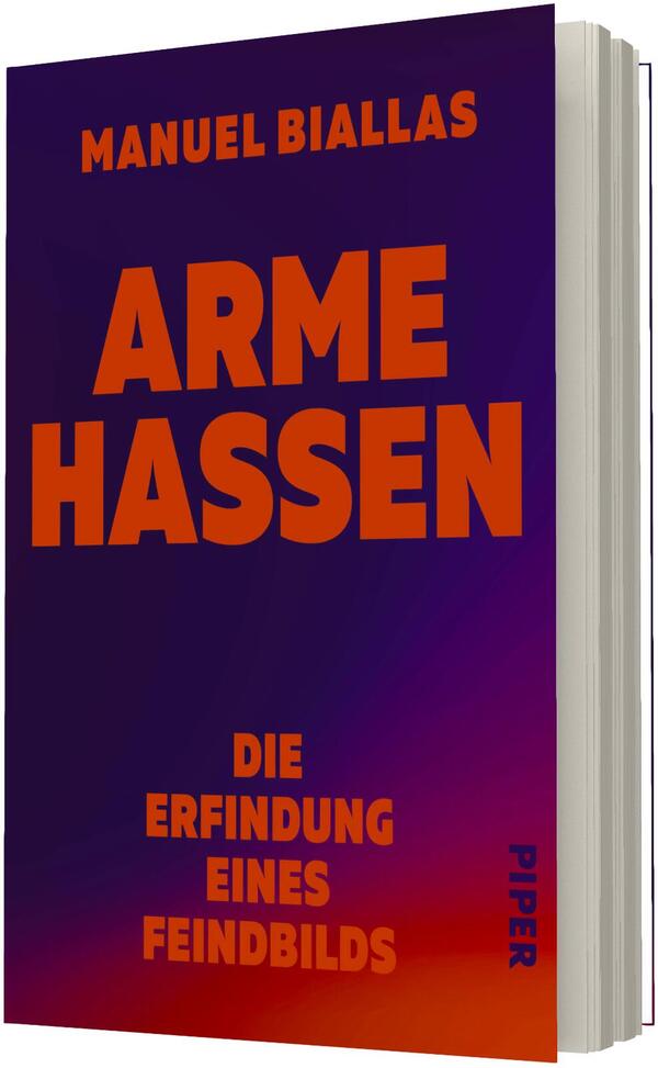 Das Buchcover zeigt einen dunkelviolett bis rotorange verlaufenden Hintergrund. Oben steht in orange der Autorenname „Manuel Biallas“. Groß in kräftigem Orange zentriert der Titel „ARME HASSEN“. Darunter in kleinerer orangefarbener Großschrift der Untertitel „DIE ERFINDUNG EINES FEINDBILDS“. Stimmung: drastisch, warnend.