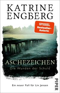 Das Buchcover zeigt eine düstere, neblige Szenerie mit einem Holzsteg, der ins Wasser führt. Die Farben sind in kühlen Blau- und Grautönen gehalten, was eine geheimnisvolle Atmosphäre erzeugt. Der Titel „ASCHEZEICHEN“ steht in großen, schwarzen Buchstaben, während der Untertitel „Die Wunden der Schuld“ in einer kleineren, helleren Schrift darunter platziert ist. Der Autorennamen „Katrine Engberg“ ist prominent oben in weißer Schrift zu sehen. Ein rotes Feld hebt den Text „SPIEGEL Bestseller-Autorin“ hervor.
