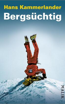 Das Buchcover zeigt einen am Gipfel auf dem Kopf stehenden Bergsteiger in rotem Anzug mit Steigeisen und gelbem Rucksack auf einer schneebedeckten Kuppe vor hellblauem, nach oben dunkler werdendem Himmel. Oben steht in gelber Schrift der Name Hans Kammerlander, darunter groß und weiß der Titel „Bergsüchtig“. Die Bildkomposition wirkt überraschend und surreal, kontrastreich in Farbe und Typografie.