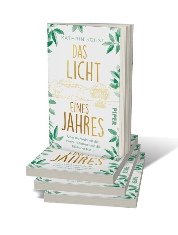 Bücherstapel des Buches „Das Licht eines Jahres“
