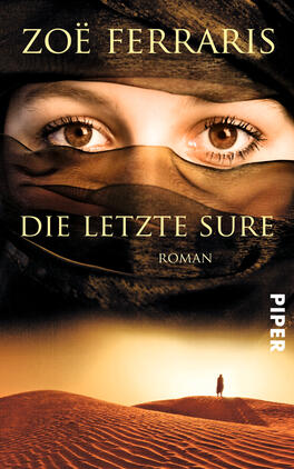 Das Buchcover zeigt das Gesicht einer Frau, deren Augen eindrucksvoll in den Mittelpunkt rücken. Sie ist teilweise von einem schwarzen Tuch umhüllt, das ihr Gesicht umrahmt. Im Hintergrund ist eine weitläufige Wüste mit sanften Sanddünen zu sehen, die in warmen, goldenen und braunen Tönen gehalten ist. Der Titel „DIE LETZTE SURE“ ist in großen, goldenen Buchstaben über dem Bild platziert, während der Autorennamen „Zöe Ferraris“ ebenfalls in Gold oben auffällt. Darunter steht klein das Wort „Roman“.