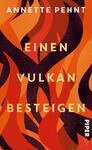 Das Buchcover zeigt ein dynamisches, abstraktes Design mit geschwungenen, flammenartigen Formen in kräftigen Rot- und Orangetönen, die eine leidenschaftliche Atmosphäre erzeugen. Der Titel „EINEN VULKAN BESTEIGEN“ ist in großen, gelben Buchstaben zentral platziert, während der Name der Autorin „ANNETTE PEHNT“ in weißer Schrift am oberen Rand steht. Der Verweis auf den Verlag „PIPER“ befindet sich unten rechts.