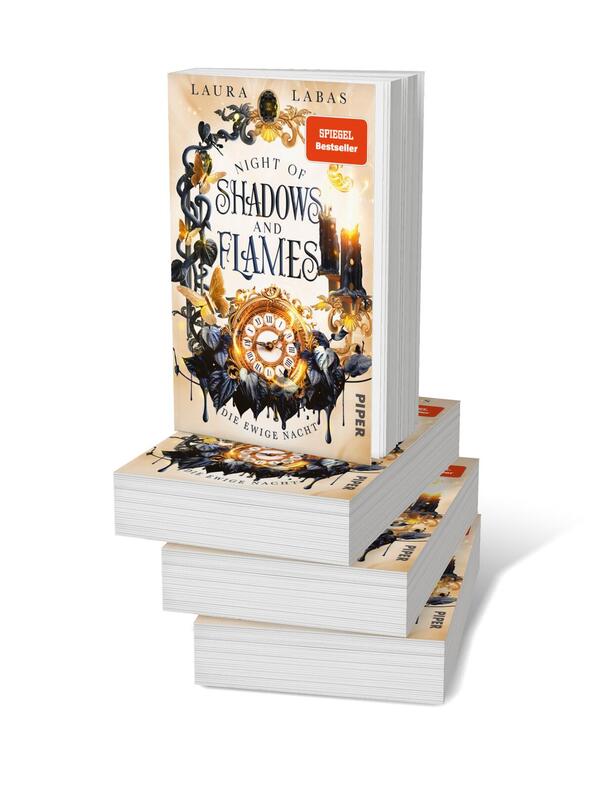 Bücherstapel des Buches „Night of Shadows and Flames – Die Ewige Nacht“
