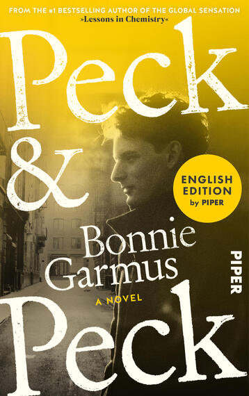 Das Buchcover zeigt einen einfarbigen, senffarbenen Hintergrund mit einer umgeklappten unteren rechten Ecke, die ein oranges Dreieck und Schatten freilegt. In großer weißer Serifenschrift stehen oben „Bonnie Garmus“ und darunter der Titel „Peck & Peck“. Links ein runder orange-roter Button mit der Aufschrift „ENGLISH EDITION by PIPER“, auf dem orangen Dreieck unten rechts steht in schwarzer Schrift „Cover to be unveiled“.
