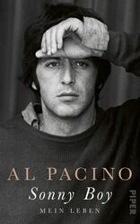 Das Buchcover zeigt ein monochromes Porträt von Al Pacino, der mit einer Hand die Stirn berührt und einen nachdenklichen Ausdruck hat. Der Hintergrund ist dunkel und schlicht gehalten, was den Fokus auf das Gesicht des Schauspielers lenkt. Der Titel „Sonny Boy“ ist in eleganter, goldener Schrift platziert, gefolgt von dem Untertitel „Mein Leben“ in kleinerer, ebenfalls goldener Schrift. Die Typografie vermittelt einen klassischen und zeitlosen Charakter.
