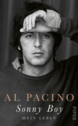 Das Buchcover zeigt ein monochromes Porträt von Al Pacino, der mit einer Hand die Stirn berührt und einen nachdenklichen Ausdruck hat. Der Hintergrund ist dunkel und schlicht gehalten, was den Fokus auf das Gesicht des Schauspielers lenkt. Der Titel „Sonny Boy“ ist in eleganter, goldener Schrift platziert, gefolgt von dem Untertitel „Mein Leben“ in kleinerer, ebenfalls goldener Schrift. Die Typografie vermittelt einen klassischen und zeitlosen Charakter.