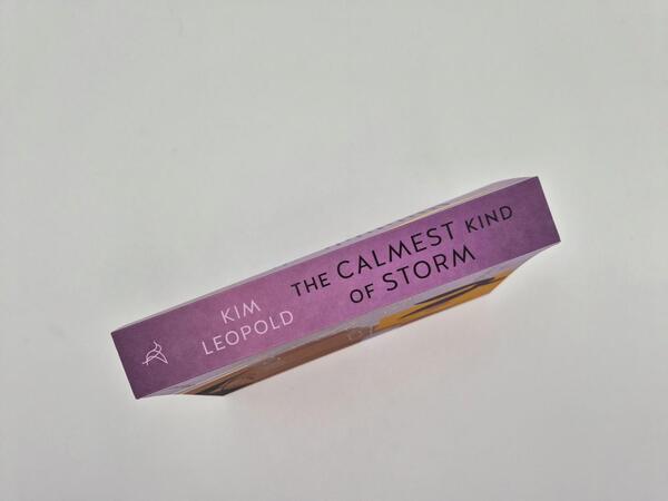 Außenansicht des Buches „The Calmest Kind of Storm“