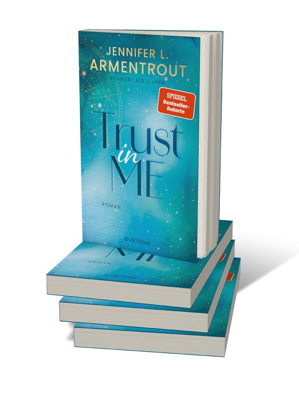 Bücherstapel des Buches „Trust in Me“