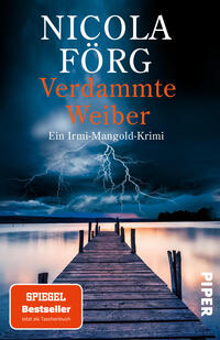 Das Buchcover zeigt einen hölzernen Steg, der in ruhigem, spiegelndem Seewasser zum Horizont führt, darüber ein dunkler, sturmverhangener Himmel mit sichtbaren Blitzadern. Oben großer weißer Autorennamen „Nicola Förg“, darunter in orange der Titel „Verdammte Weiber“ und kleiner weißer Untertitel „Ein Irmi-Mangold-Krimi“. Unten links ein oranger Button mit „SPIEGEL Bestseller“.