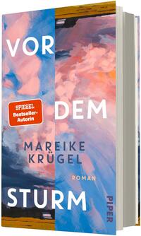 Das Buchcover zeigt eine zweigeteilte, impressionistisch gemalte Wolkenlandschaft in Rosé-, Blau- und Violetttönen, links kühler blau, rechts wärmer rosa. Großformatige weiße Schrift oben „VOR“, in der Mitte „DEM“, unten „STURM“. Autorinname „Mareike Krügel“ in dunkler Kapitälchen-Schrift, darunter klein „ROMAN“. Auf der linken Seite ein orangefarbener rechteckiger Button mit weißer Schrift „SPIEGEL Bestseller-Autorin“.