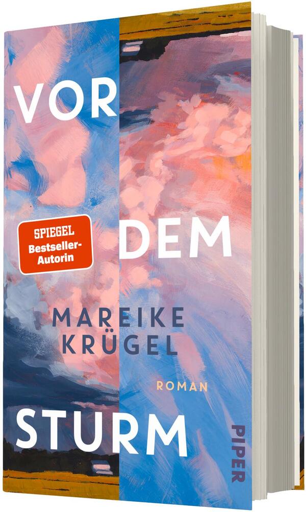 Das Buchcover zeigt eine zweigeteilte, impressionistisch gemalte Wolkenlandschaft in Rosé-, Blau- und Violetttönen, links kühler blau, rechts wärmer rosa. Großformatige weiße Schrift oben „VOR“, in der Mitte „DEM“, unten „STURM“. Autorinname „Mareike Krügel“ in dunkler Kapitälchen-Schrift, darunter klein „ROMAN“. Auf der linken Seite ein orangefarbener rechteckiger Button mit weißer Schrift „SPIEGEL Bestseller-Autorin“.