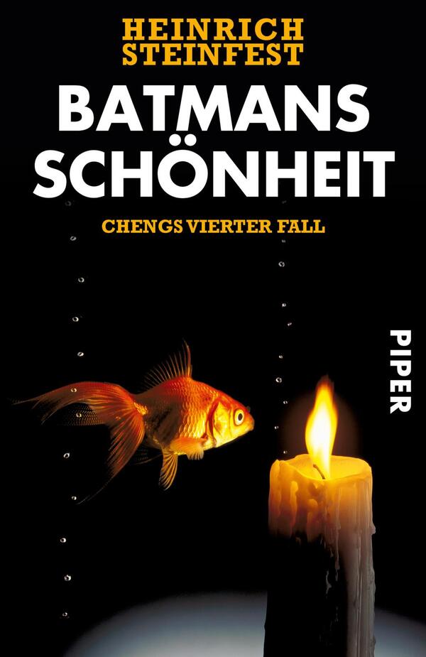 Das Buchcover zeigt einen orangefarbenen Fisch vor einem dunklen Hintergrund, der durch blasenförmige Elemente akzentuiert wird. Rechts ist eine flackernde Kerze in sanften Gelbtönen abgebildet, die Licht und Schatten schafft. Der Titel „BATMANS SCHÖNHEIT“ erscheint in großen, weißen Buchstaben, während der Untertitel „CHENGS LETZTER FALL“ in einer kleineren Schrift darunter steht. Der Verlagsname „PIPER“ ist in einer vertikalen Ausrichtung am rechten Rand platziert. Die Gesamtatmosphäre vermittelt eine geheimnisvolle Stimmung.