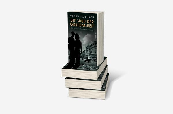 Bücherstapel des Buches „Die Spur der Grausamkeit“