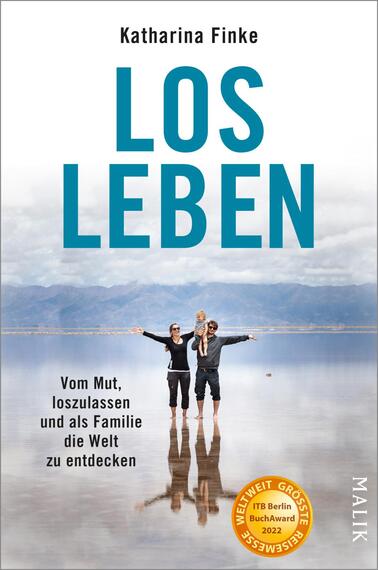 Das Buchcover zeigt eine fröhliche Familie, die auf einer spiegelglatten Wasseroberfläche steht, umgeben von einer weiten, menschenleeren Landschaft. Im Hintergrund entfaltet sich eine sanfte Bergkette unter einem hellgrauen Himmel. Der Titel „LOS LEBEN“ ist in kräftigem Blau oben auf dem Cover platziert, während der Untertitel „Vom Mut, loszulassen und als Familie die Welt zu entdecken“ in schlichter Schrift direkt darunter steht. Das Cover vermittelt eine Atmosphäre der Freiheit und Erkundung.