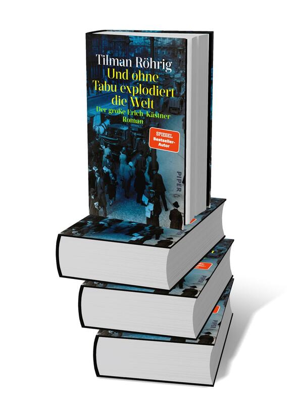 Bücherstapel des Buches „Und ohne Tabu explodiert die Welt“