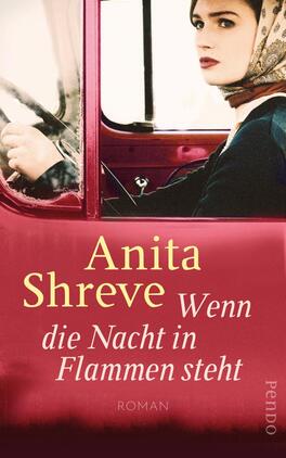 Das Buchcover zeigt eine Frau mit Kopftuch, die in ein rotes Auto blickt. Der Hintergrund ist in sanften Rottönen gehalten, was eine dramatische Atmosphäre schafft. Der Titel „Wenn die Nacht in Flammen steht“ ist in großen, weißen Buchstaben platziert, während der Autorennamen „Anita Shreve“ darüber in goldenen Buchstaben erscheint. Die Typografie ist in einem eleganten, modernen Stil gestaltet. Unten rechts befindet sich der Hinweis „Roman“.