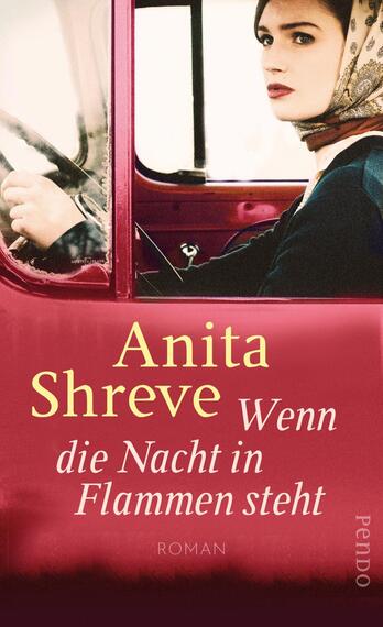 Das Buchcover zeigt eine Frau mit Kopftuch, die in ein rotes Auto blickt. Der Hintergrund ist in sanften Rottönen gehalten, was eine dramatische Atmosphäre schafft. Der Titel „Wenn die Nacht in Flammen steht“ ist in großen, weißen Buchstaben platziert, während der Autorennamen „Anita Shreve“ darüber in goldenen Buchstaben erscheint. Die Typografie ist in einem eleganten, modernen Stil gestaltet. Unten rechts befindet sich der Hinweis „Roman“.