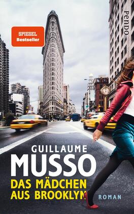 Das Buchcover zeigt eine eindrucksvolle Stadtlandschaft mit dem charakteristischen Flatiron Building in New York City, umgeben von Straßenverkehr. Ein Mädchen in einem roten Mantel und blauen Unterteil ist in Bewegung, was Dynamik und Energie vermittelt. Der Titel „DAS MÄDCHEN AUS BROOKLYN“ ist in großen, weißen Buchstaben platziert, während der Autorennamen „GUILLAUME MUSSO“ ebenfalls prominent erscheint. Oben in der linken Ecke ist der Hinweis „SPIEGEL Bestseller“ in einem orangen Rechteck zu sehen. Die Farbpalette umfasst kräftige Rottöne, Blau und Grau, die eine moderne Atmosphäre schaffen.