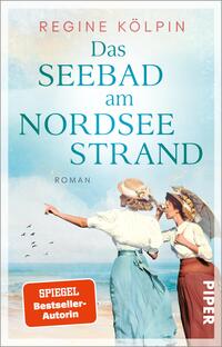 Das Buchcover zeigt zwei Frauen in historischer Strandkleidung mit Strohhüten und Sonnenschirm am Sandstrand, eine deutet aufs Meer; im Hintergrund pastellhimmel, bläuliches Meer und fliegende Möwen. Oben steht Autorin REGINE KÖLPIN in roten Großbuchstaben; zentrales Titelmotiv „Das SEEBAD am NORDSEE STRAND“ in großen türkisen Serifbuchstaben, darunter klein „ROMAN“. Unten links ein oranger Button mit weißer Aufschrift „SPIEGEL Bestseller-Autorin“. Stimmung: nostalgisch und ruhig.
