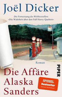 Das Buchcover zeigt eine nostalgische Tankstelle in der Dämmerung, umgeben von Bäumen. Die Farben sind sanft und warm, mit einem großen roten Schriftzug „Die Affäre Alaska Sanders“ in einer klaren, modernen Typografie. Darunter steht in kleinerer Schrift „Roman“ und darüber der Name des Autors, „Joël Dicker“, sowie ein Hinweis auf die Fortsetzung des Bestsellers. Ein orangefarbener Button in der unteren rechten Ecke trägt den Text „SPIEGEL Bestseller – Jetzt als Taschenbuch“.