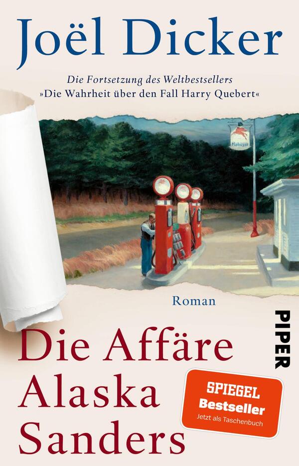 Das Buchcover zeigt eine nostalgische Tankstelle in der Dämmerung, umgeben von Bäumen. Die Farben sind sanft und warm, mit einem großen roten Schriftzug „Die Affäre Alaska Sanders“ in einer klaren, modernen Typografie. Darunter steht in kleinerer Schrift „Roman“ und darüber der Name des Autors, „Joël Dicker“, sowie ein Hinweis auf die Fortsetzung des Bestsellers. Ein orangefarbener Button in der unteren rechten Ecke trägt den Text „SPIEGEL Bestseller – Jetzt als Taschenbuch“.