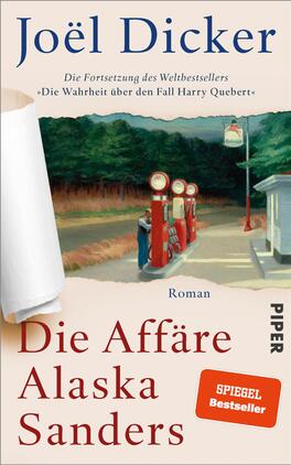 Das Buchcover zeigt eine idyllische Landschaft mit einem Retro-Tankstellenmotiv im Vordergrund, umgeben von grünen Bäumen und einer bewölkten, sanft blauen Himmel. Der Titel „Die Affäre Alaska Sanders“ steht prominent in roten, geschwungenen Buchstaben. Darunter ist in kleinerer Schrift „Roman“ vermerkt. Am oberen Rand befindet sich der Autorennamen „Joël Dicker“ in blau, gefolgt von dem Hinweis „Die Fortsetzung des Weltbestsellers...“ in grauer Schrift. Ein „SPIEGEL Bestseller“-Aufkleber ist in der oberen rechten Ecke platziert.