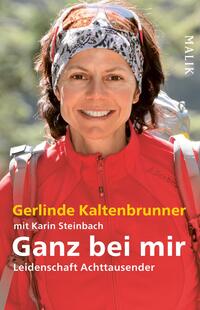 Das Buchcover zeigt ein Porträt von Gerlinde Kaltenbrunner, die einsatzbereit in einem roten Anorak lächelt, während sie vor einer bergigen Kulisse posiert. Ihr Gesicht ist freundlich und strahlt Selbstbewusstsein aus. Die Farben des Covers sind lebhaft, mit einem gelben Hintergrund, der den Titel „Ganz bei mir“ in großen, weißen Buchstaben hervorhebt. Darunter steht in kleinerer Schrift „Leidenschaft Achttausender“. Zusätzlich ist der Verweis „Mit Kapitel zum K2-Erfolg“ platziert, zusammen mit dem Verlagslogo.