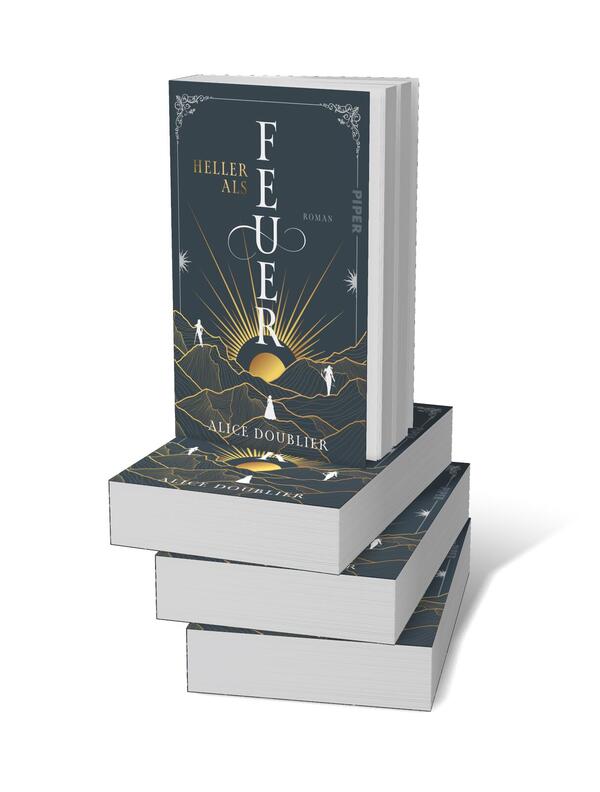 Bücherstapel des Buches „Heller als Feuer“