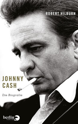 Das Buchcover zeigt ein Porträt von Johnny Cash in Schwarz-Weiß, das seine markanten Gesichtszüge betont. Er hält eine Zigarette zwischen den Lippen und schaut nachdenklich. Der Titel „JOHNNY CASH“ ist in großen, goldenen Buchstaben platziert, während „Die Biografie“ darunter in schlichter Schrift steht. Den oberen Teil des Covers nimmt der Name des Autors, Robert Hilburn, in heller Schrift ein. Die nüchterne Farbgestaltung und der Fokus auf Cash vermitteln eine melancholische und nostalgische Atmosphäre.