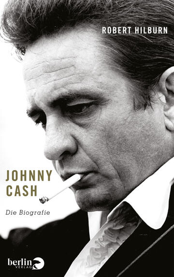 Das Buchcover zeigt ein Porträt von Johnny Cash in Schwarz-Weiß, das seine markanten Gesichtszüge betont. Er hält eine Zigarette zwischen den Lippen und schaut nachdenklich. Der Titel „JOHNNY CASH“ ist in großen, goldenen Buchstaben platziert, während „Die Biografie“ darunter in schlichter Schrift steht. Den oberen Teil des Covers nimmt der Name des Autors, Robert Hilburn, in heller Schrift ein. Die nüchterne Farbgestaltung und der Fokus auf Cash vermitteln eine melancholische und nostalgische Atmosphäre.