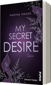 Das Buchcover zeigt einen tiefen violetten Hintergrund, der mit zarten, weißen und lila floralen Illustrationen verziert ist. Der Titel „MY SECRET DESIRE“ ist auffällig in großen, silbernen Buchstaben platziert. Darunter steht das Wort „Roman“ in kleinerer Schrift. Der Name der Autorin, „Marina Maass“, befindet sich oben auf dem Cover. Die Atmosphäre ist geheimnisvoll und ansprechend, was die Neugier der Leser weckt.